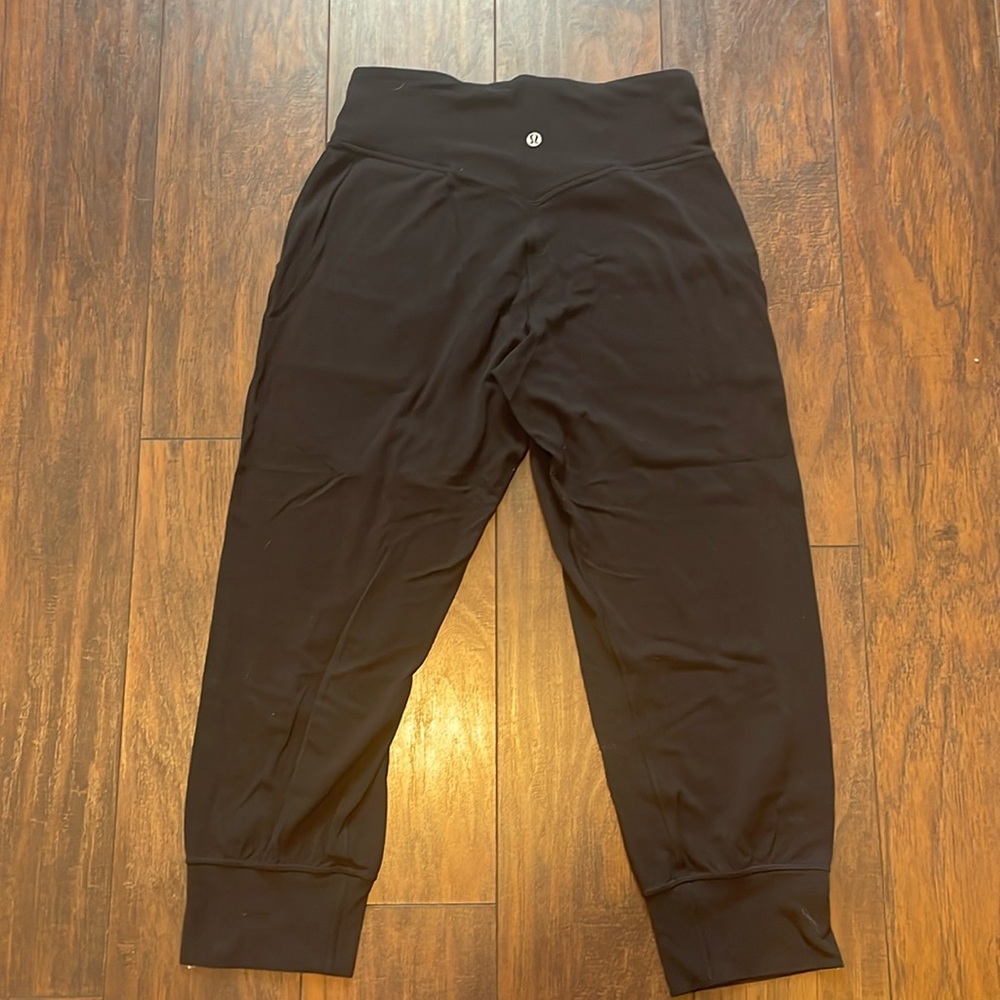 Lululemon Women’s Black Align Cropped Jogger, Size 6